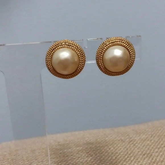 Carolee faux pearl clip earrings - Picture 1 of 5